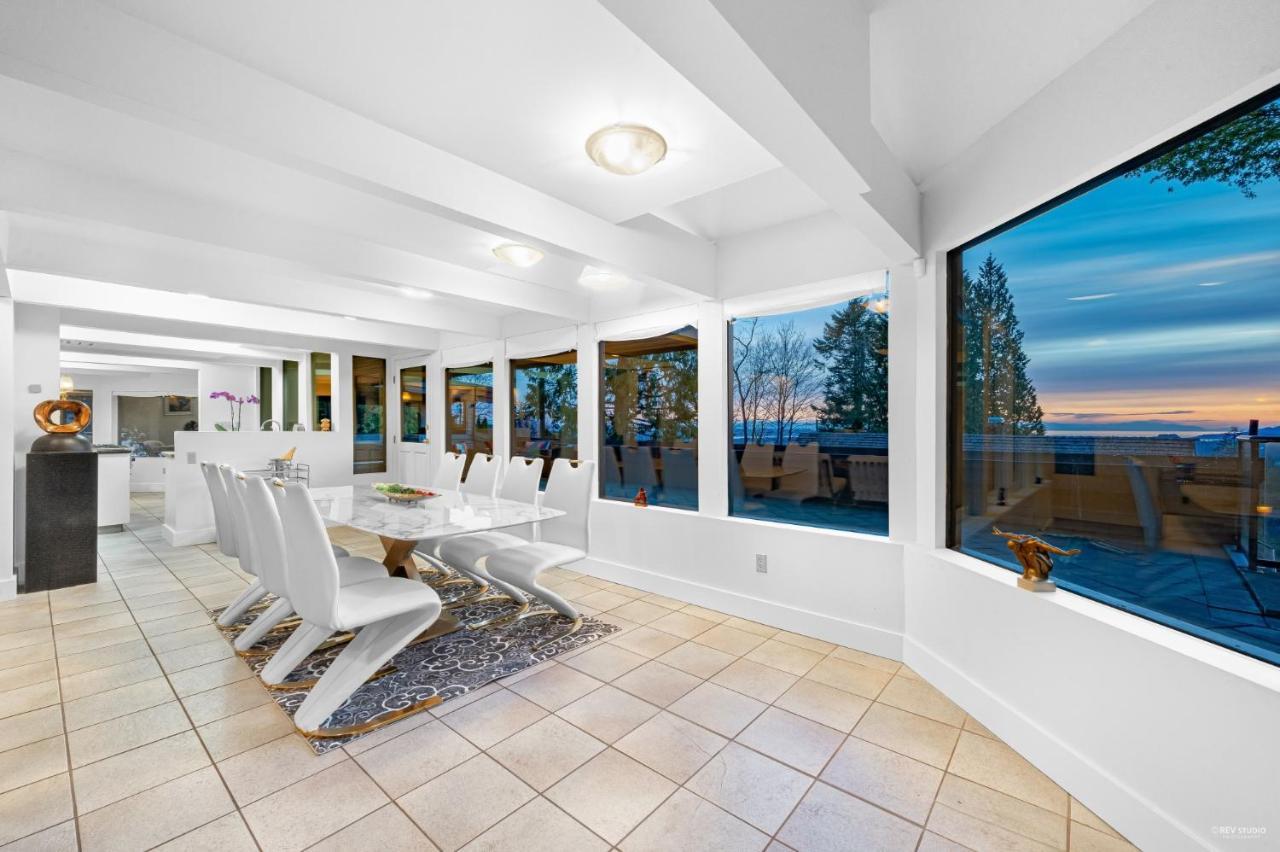 Seymour Private Bedroom, Ensuite Bathroom With Shared Pool, Hot Tub With Views North Vancouver Bagian luar foto