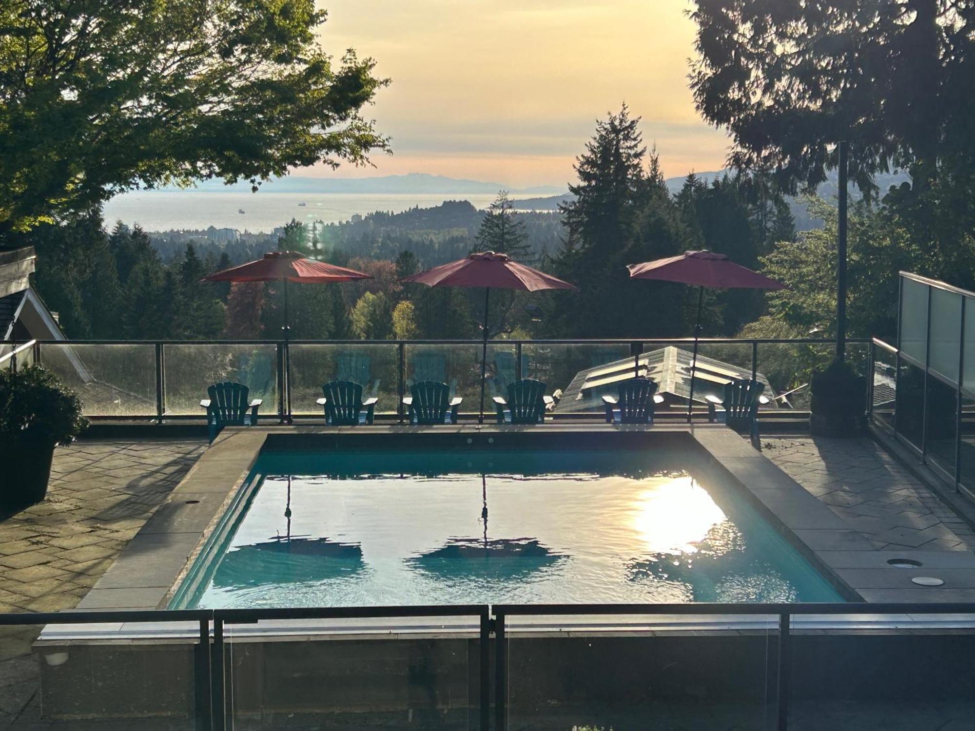 Seymour Private Bedroom, Ensuite Bathroom With Shared Pool, Hot Tub With Views North Vancouver Bagian luar foto