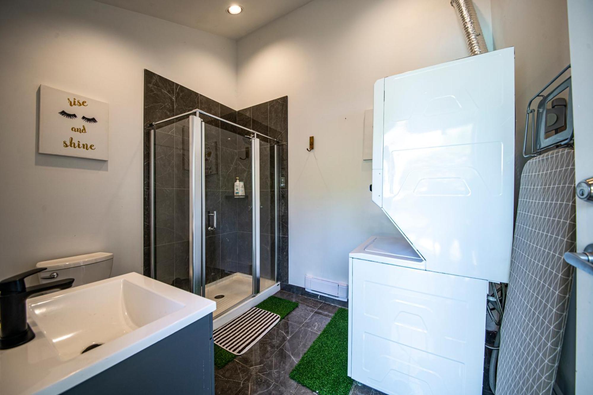 Seymour Private Bedroom, Ensuite Bathroom With Shared Pool, Hot Tub With Views North Vancouver Bagian luar foto