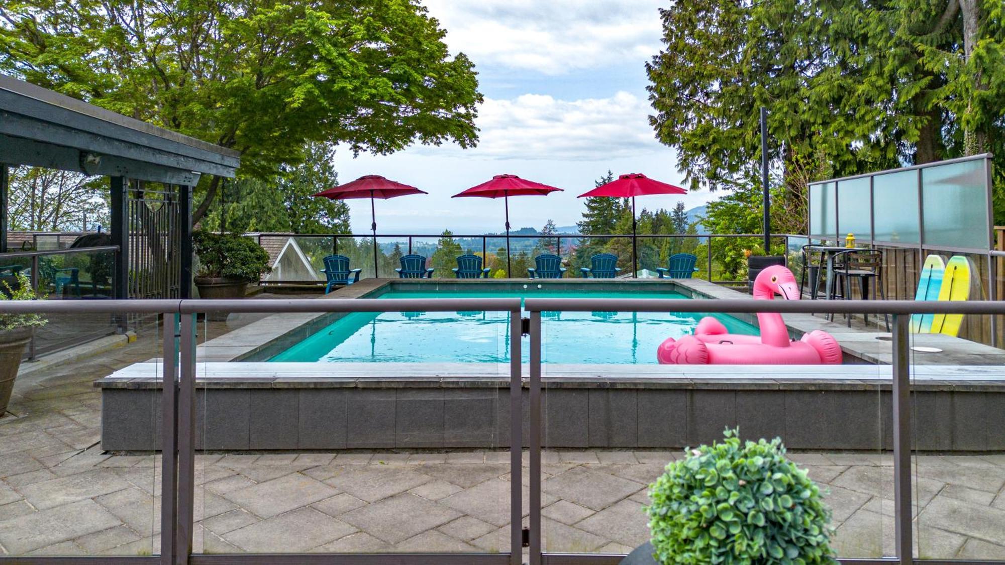 Seymour Private Bedroom, Ensuite Bathroom With Shared Pool, Hot Tub With Views North Vancouver Bagian luar foto